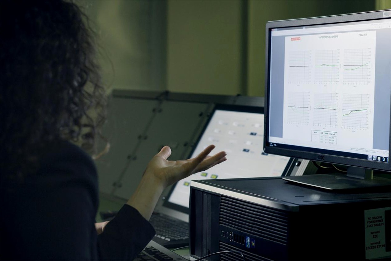 Équipe travaillant sur architecture IA